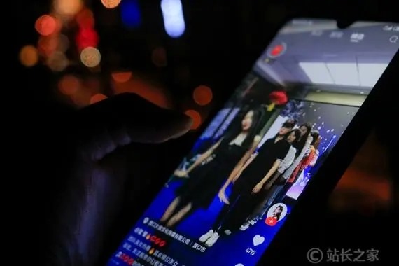 快手上一个人变三个人的视频怎么做的？